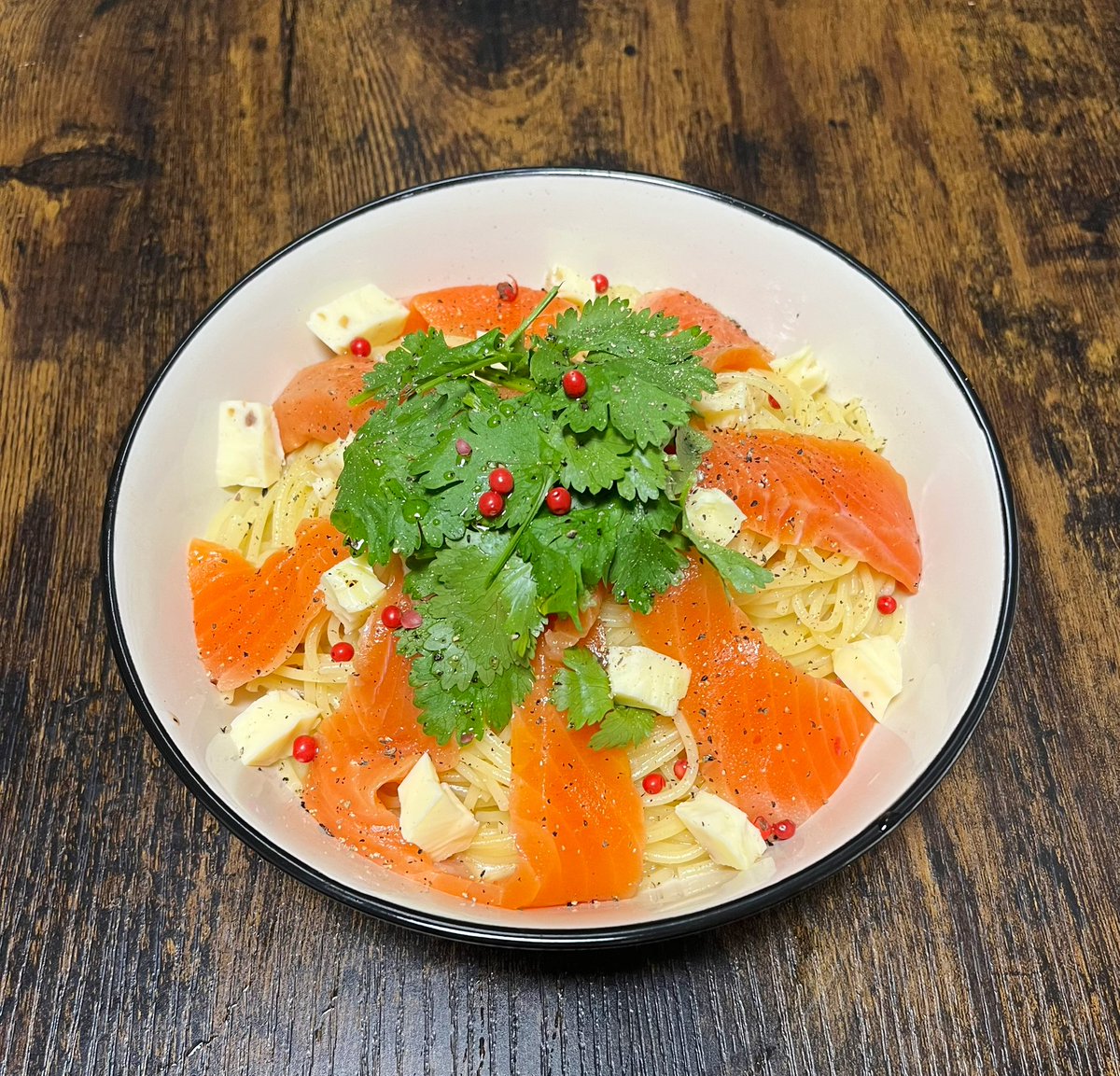 今日と昨日の晩ご飯！🧑‍🍳

1枚目→マグロとキャベツのステーキ
　　　　　　　バルサミコ酢ソース添え
　　　　カプレーゼ

2枚目→レモンとオリーブのパスタ

バルサミコ酢とパクチーとピンクペッパーを手に入れました😎
マグロ綺麗に切れなかったけど、味は美味しかったです！