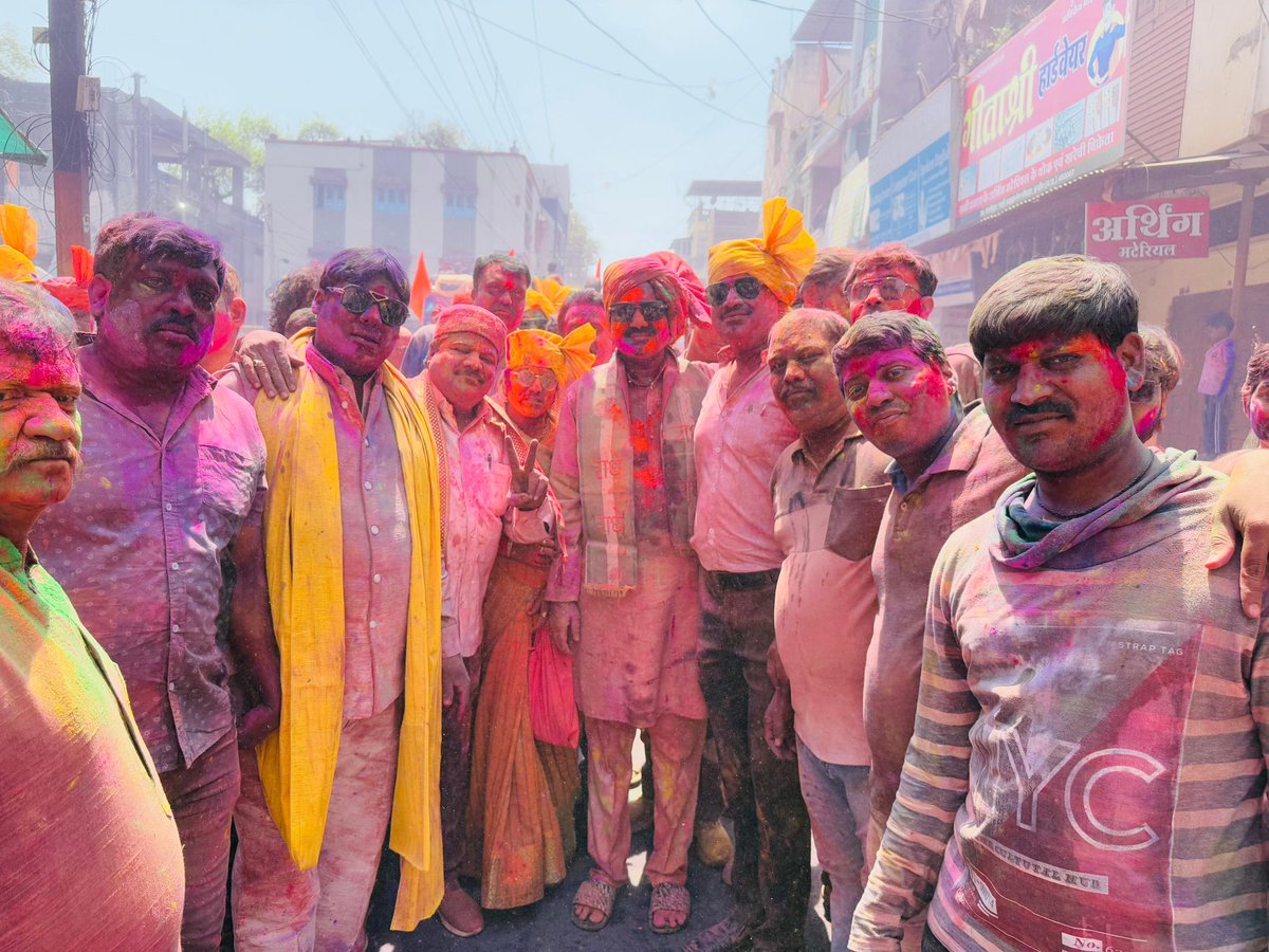 GoluShuklaInd's tweet photo. इस रंग-गुलाल से सराबोर उत्सव में नागरिकों, कार्यकर्ताओं और साथियों संग मिलकर आनंद लिया, उत्साह और ऊर्जा के साथ रंग पंचमी के पारंपरिक रंगों में रंगने का सौभाग्य प्राप्त हुआ। https://t.co/xbV3jFxgQx