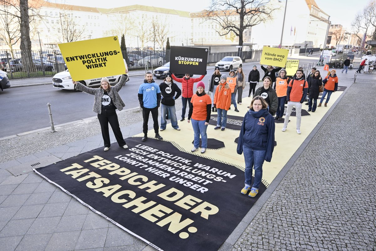 ONEDeutschland (@onedeutschland) on Twitter photo 🚨 Hände weg vom BMZ! 🚨
Die Koalitionsverhandlungen laufen - und das <a href="/BMZ_Bund/">Bundesentwicklungsministerium</a> als eigenständiges Ministerium steht auf der Kippe! Deshalb haben wir heute unseren Faktenteppich ausgerollt, mit einer klaren Botschaft: EZ wirkt und Deutschland braucht ein eigenständiges BMZ! 🚨 Hände weg vom BMZ! 🚨
Die Koalitionsverhandlungen laufen - und das <a href="/BMZ_Bund/">Bundesentwicklungsministerium</a> als eigenständiges Ministerium steht auf der Kippe! Deshalb haben wir heute unseren Faktenteppich ausgerollt, mit einer klaren Botschaft: EZ wirkt und Deutschland braucht ein eigenständiges BMZ!