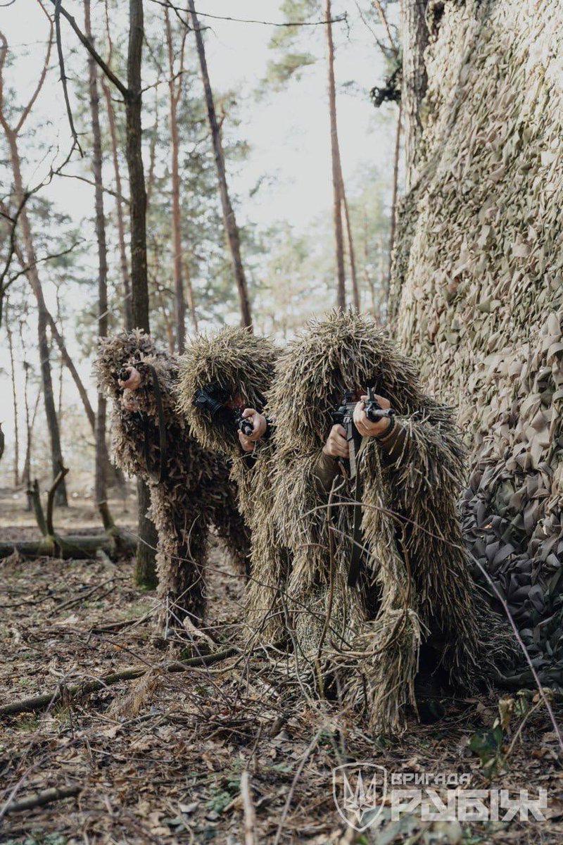 DefenceU's tweet photo. The art of camouflage
Our warriors know—it's easiest to destroy the invaders when you remain invisible to them.

📷: Rubizh Brigade https://t.co/d63mrwJC78