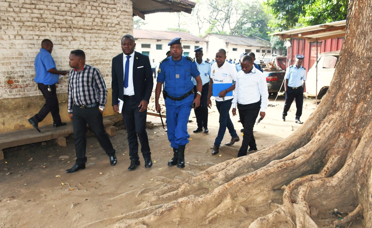 Hier, 42 personnes libérées grâce à l'oeuvre de M. Gérard Hakizimana, DG des Droits de l'Homme au Ministère des Droits de la Personne Humaine au #Burundi!

Ce patriote a fait une visite historique au Commissariat Municipal de la Mairie pour défendre la justice et la dignité!