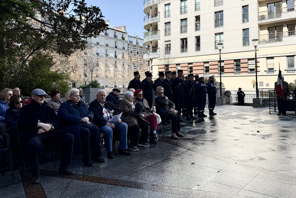 Fr_Bechieau's tweet image. Émouvant hommage aux victimes civiles et militaires de la Guerre d’Algérie et des combats en Tunisie et au Maroc, ce matin, en mairie du #19e. Pour ne jamais les oublier ! #Paris #19mars #Paris19 #19mars1962 #mémoire @Paris @MdCA75019 @Paris19e