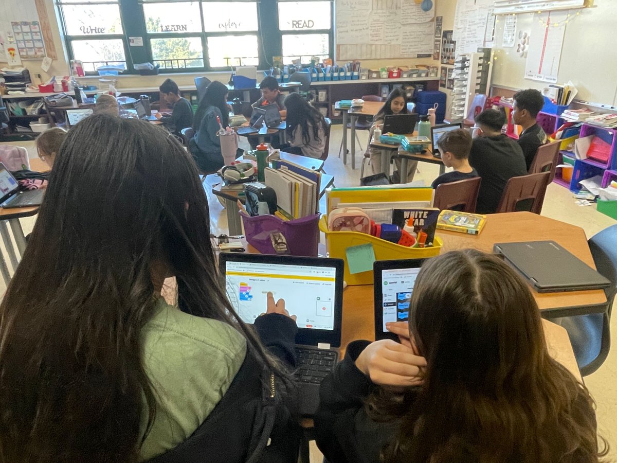 Greenfield_SD's tweet image. 💻✨ Elm Dale 5th graders are learning to code and sharing their creations with each other! Loving their excitement and teamwork. Keep it up, future tech leaders! 🚀 #CodingInTheClassroom #STEMEducation #TechSavvyKids