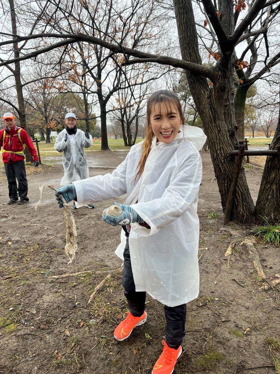plogging_o_s's tweet photo. 25/3/16 #彩湖 リレーマラソンプロギング

#リレーマラソン 後にプロギングを開催！雨の中みなさま頑張りました🔥

トレーナー松永さんがケアも取り入れた特別プログラムで皆様をお迎えしました💪

タレントの才木玲佳さん @saikireika も初プロギング🌎
ご参加ありがとうございました😊
#plogging https://t.co/LPtRY6vxJ2