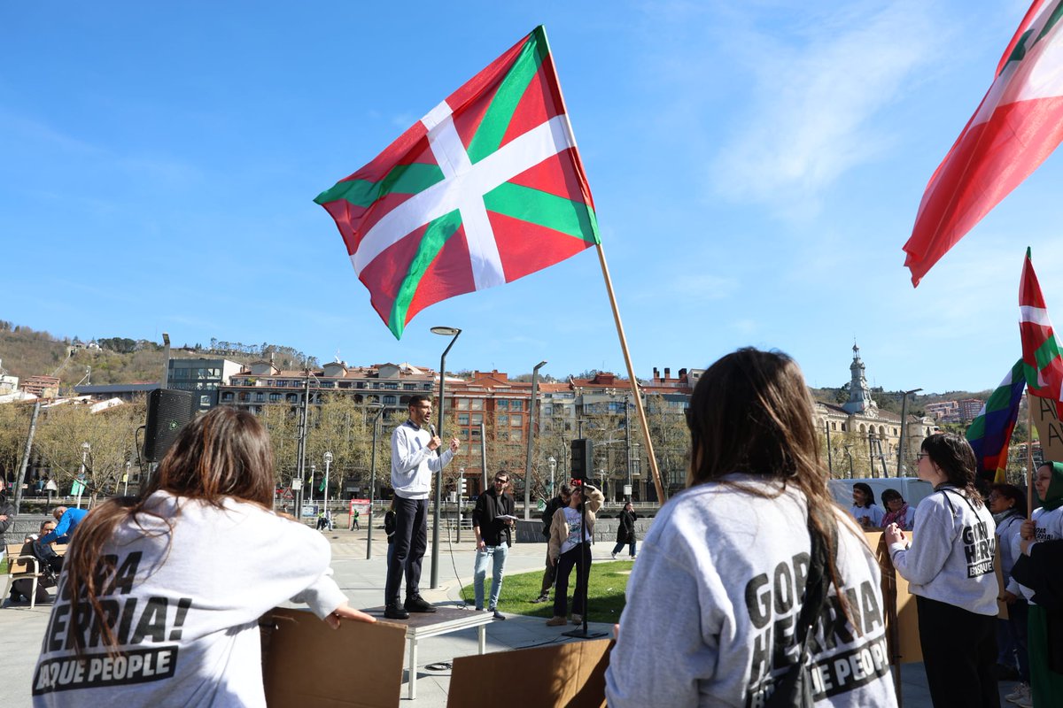 ❌Espainiako eta Frantziako lege arrazistarik ez! Burujabetza behar dugu!

Atzerritarrentzako Bilboko Bulegora igo gara migrazio politikak salatzeko. Herritartasun eta migrazio politika propioak egiteko eskumenak behar ditugu, burujabetza behar dugu.

🔗sortu.eus/albisteak/espa…