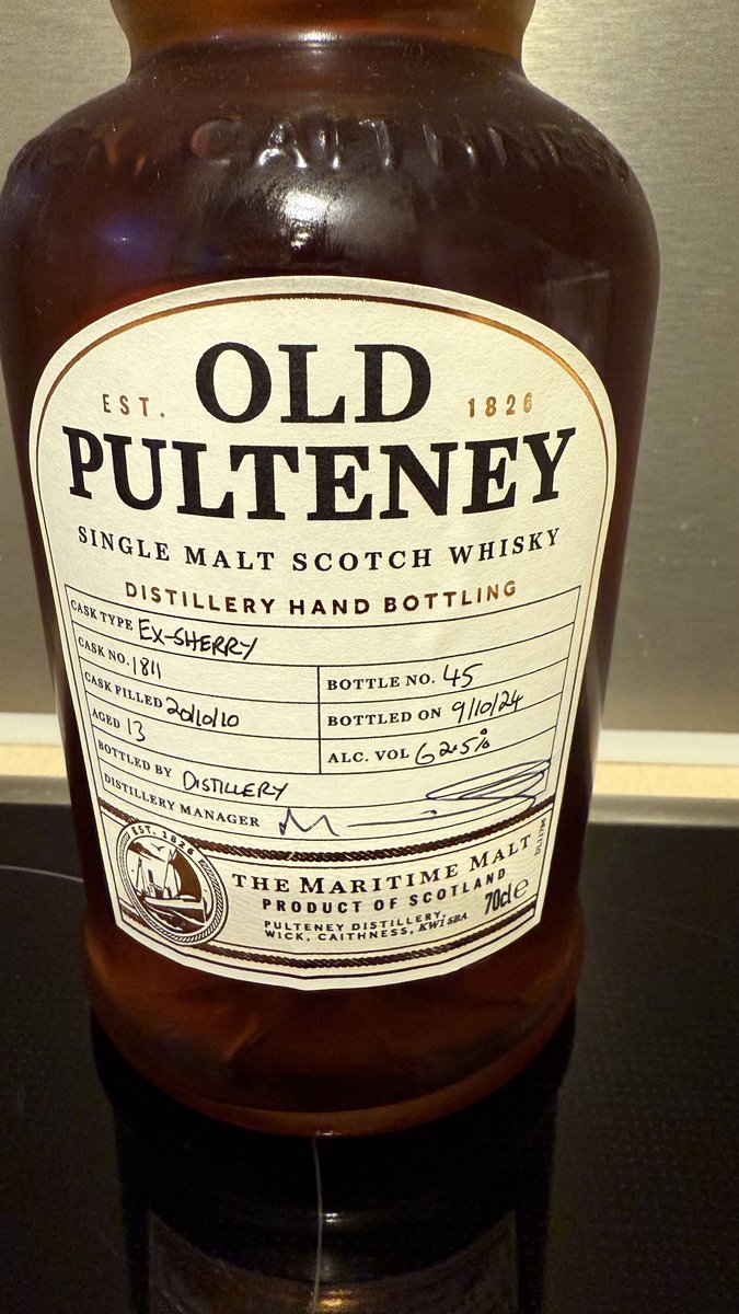 FatWhiskyBoy's tweet photo. That’s how a sherry matured whisky should taste like 😎😎
@OldPulteneyMalt #singlemalt #scotch #whisky
Powerful, perfectly balanced, apparently an excellent cask, 
8 and a bit out of 10
Too bad its a distillery only and I only bought one bottle🤨 https://t.co/vEtmHBNrrV