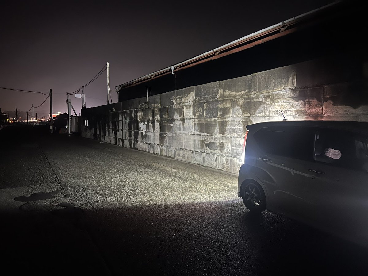 kinchanRacing's tweet photo. キャンペーンで当選したバックランプ
想像以上に明るくてビックリ！
明るさは以前の物とあまり変わらないけどLEDのチップ数と構造を見ると、ちるみなさんの方が何倍も明るいかもしれない
色味は以前付けてたのが色味が黄色っぽかったのに比べて真っ白！
壁ありと無し、偽り無く明るい！
@CHILLMINA_LED https://t.co/TNwkM55MQk