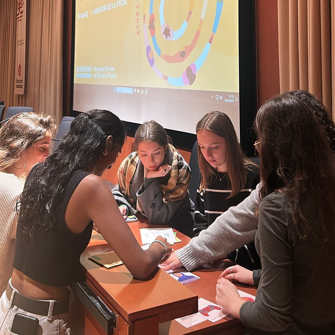 solidaritatSJD's tweet image. ❤️Avui som a la jornada &quot;La universitat en acció&quot;, organitzada per @BlanquernaFPCEE, reflexionant sobre la #SoledatNoDesitjada amb l&apos;alumnat de psicologia, educació i ciències de l&apos;esport.

🗣️&quot;El més difícil és reconèixer que et sents sola&quot;, comenta una de les alumnes.