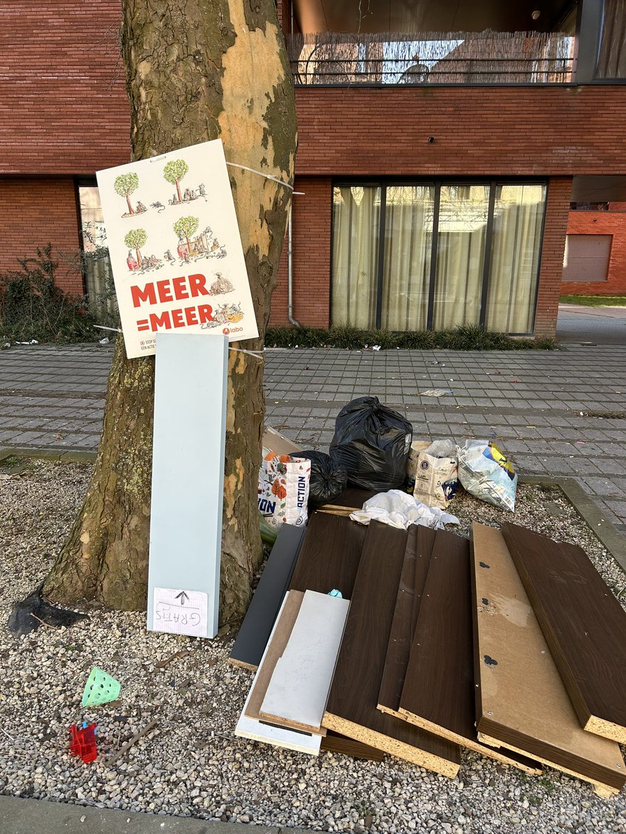 Koentatweets's tweet photo. Vuile asociale ploerten en een stadsbestuur dat hier geen antwoord op heeft.
Dan is dit uw dagelijks straatbeeld @Stadgent
#citylife #muidedump #dagelijkekots https://t.co/w3dPkglVwB