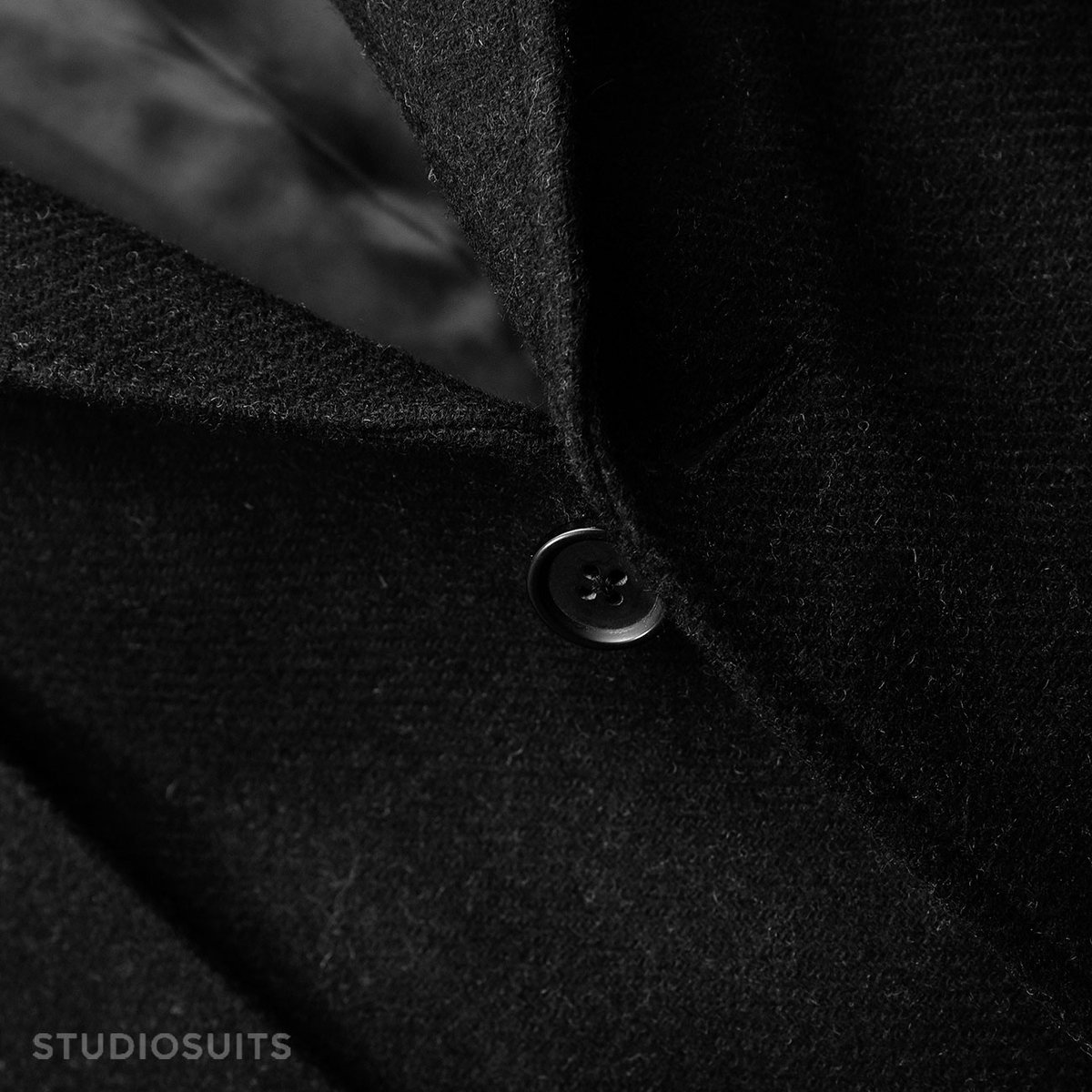 StudioSuits's tweet image. Customer Order Spotlight!
Jacket commissioned by our Client from Tennessee.
Heritage meets modern flair – own the timeless charm of a Scottish-style jacket. 
Shop for this style here👉 t.ly/9JfWW 
#studiosuits #studiosuitscollection #MensFashion #ScottishStyle #Trend