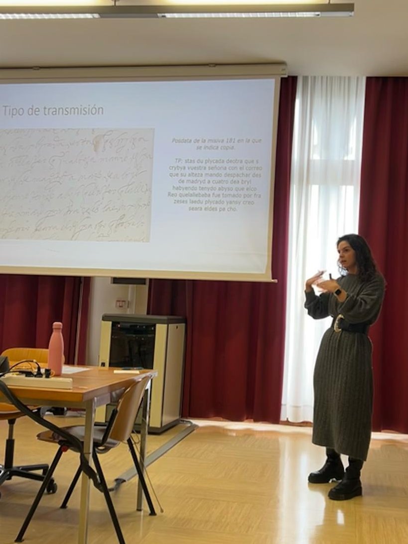 Historia152's tweet photo. Compartimos algunas imágenes de nuestra compañera Irene Roldán @iroldanglez durante su conferencia sobre cartas cortesanas femeninas en la Universidad Ca' Foscari de Venecia. https://t.co/oSYYGC3vsy