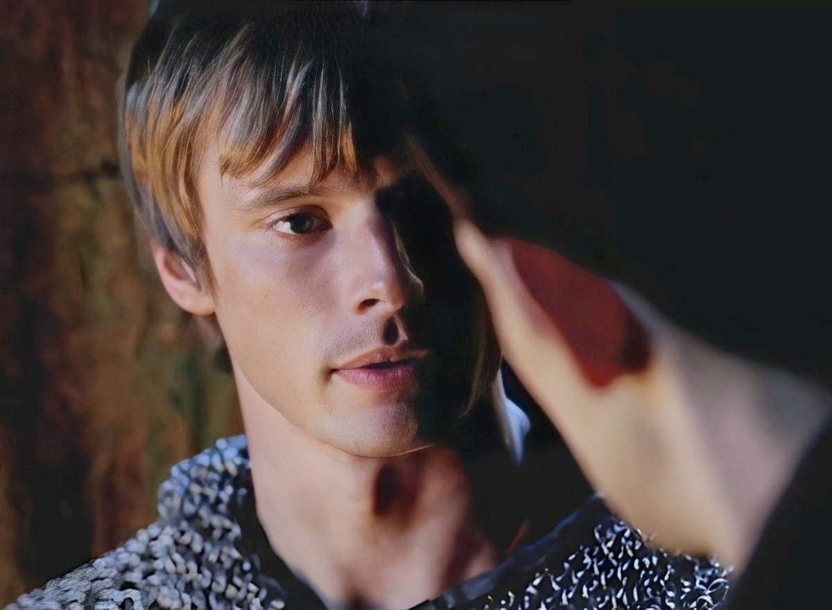 LoverofKnights's tweet image. "they're platonic" 

meanwhile arthur looking at merlin: