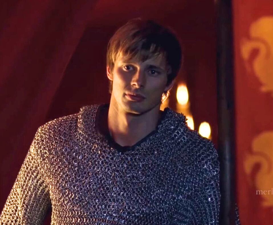 LoverofKnights's tweet image. "they're platonic" 

meanwhile arthur looking at merlin: