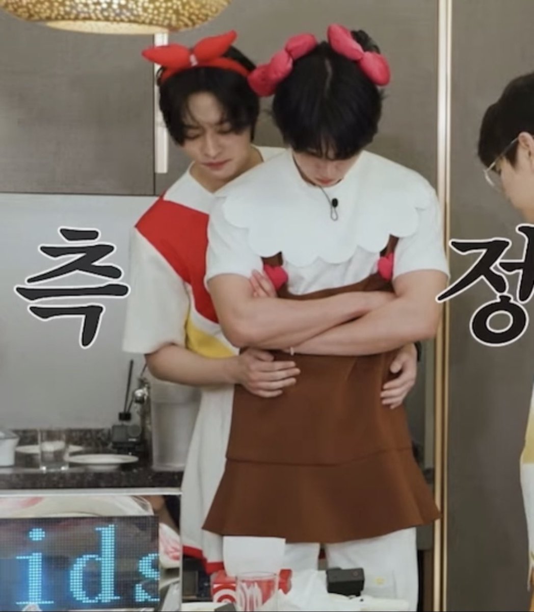 haetbitlinoring's tweet photo. !??!#?! THIS?! MINSUNG BEING WEIGHED TOGETHER AGAIN MINSUNG BACK HUG AGAIN LEEKNOW HOLDING HAN JISUNG ONCE MORE AGAIN I FEEL INSANE YO https://t.co/738dEu7njl