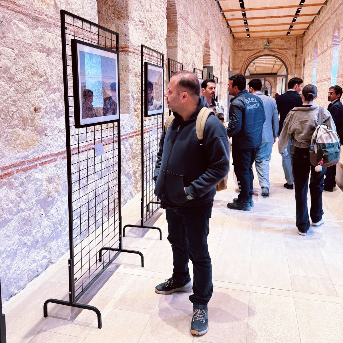 احتفينا يوم السبت في إسطنبول بعرض فيلم الهجرة، بحضور سعادة سفير خادم الحرمين الشريفين لدى تركيا، الأستاذ فهد أسعد أبو النصر، ضمن جولة عالمية تعيد تقديم أعظم رحلة في التاريخ؛ هجرة الرسول ﷺ، بأسلوب بصري ومعرفي متجدد.

الحدث استعرض المشروع الذي جمعنا مع مركز <a href="/Ithra/">إثراء</a>  أحد أبرز