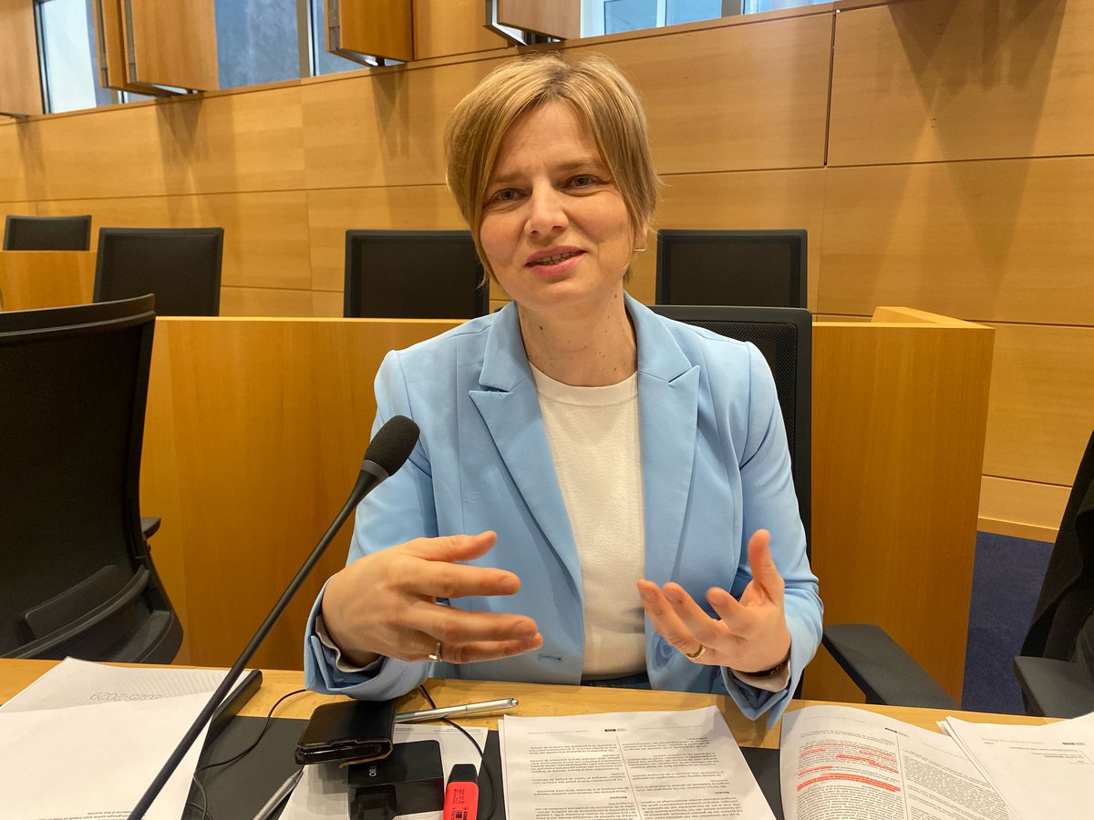 Exposé de la Min. Simonet à #LaChambre  notre députée Anne Pirson insiste sur des points essentiels pour les PME  : simplification administrative, attention particulière aux budgets  pour les femmes entrepreneures, des mesures claires alliant transition écologique &amp; compétitivité