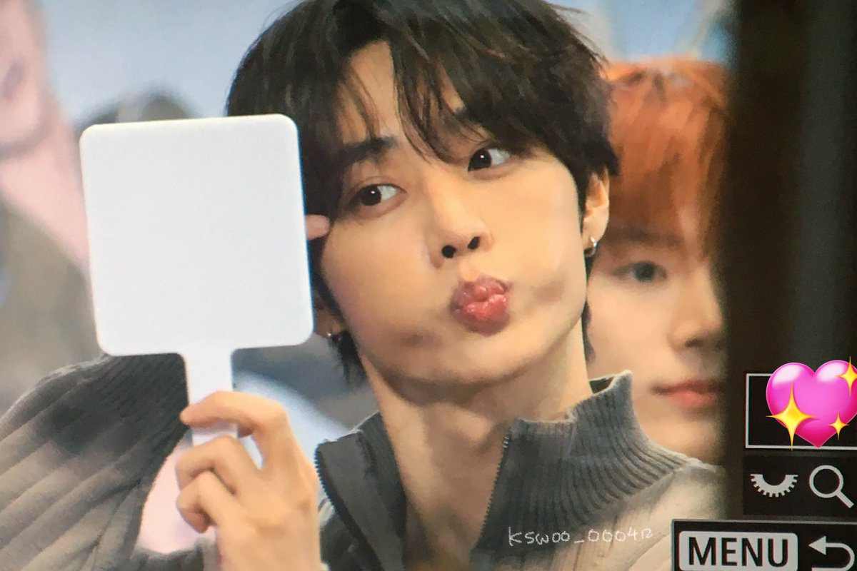 250319 #선우

거울 보는 데 왤케 예뽀니 표정이야