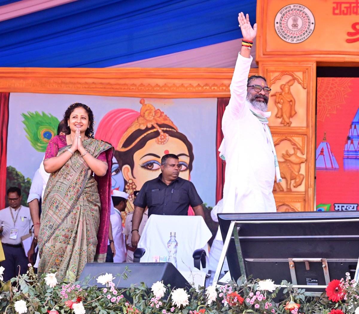 Office of Chief Minister, Jharkhand (@jharkhandcmo) on Twitter photo हर वर्ष यहां श्री बंशीधर महोत्सव मनाया जाता है, लेकिन विगत कुछ वर्षों से इस महोत्सव को और भव्य बनाने एवं महोत्सव का पैमाना बढ़ाने के लिए सरकार ने संकल्प लिया। अब श्री बंशीधर महोत्सव राजकीय महोत्सव के रूप में मनाया जा रहा है: श्री <a href="/HemantSorenJMM/">Hemant Soren</a> हर वर्ष यहां श्री बंशीधर महोत्सव मनाया जाता है, लेकिन विगत कुछ वर्षों से इस महोत्सव को और भव्य बनाने एवं महोत्सव का पैमाना बढ़ाने के लिए सरकार ने संकल्प लिया। अब श्री बंशीधर महोत्सव राजकीय महोत्सव के रूप में मनाया जा रहा है: श्री <a href="/HemantSorenJMM/">Hemant Soren</a>