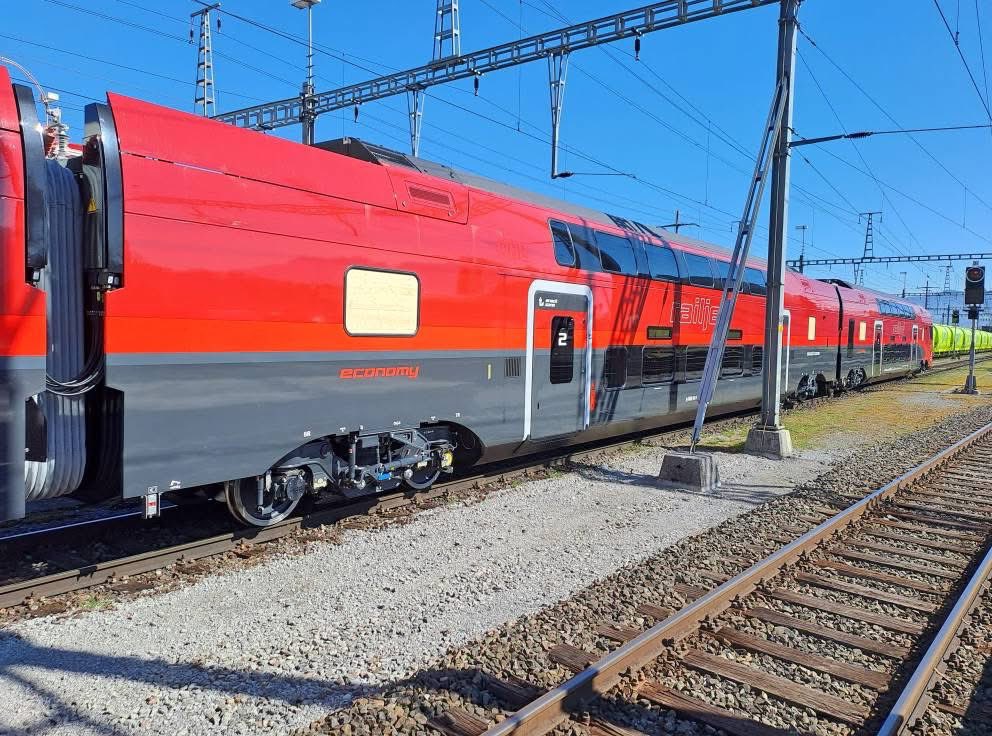 Martin Bertsch (@martinbertsch99) on Twitter photo Fabrikneuer Stadler Railjet KISS 4706 102/602 für die Österreichische Bundesbahnen (ÖBB) am 19. März 2025 in St. Margrethen.
Fotos: info24 - ÖV Schweiz - Europa Fabrikneuer Stadler Railjet KISS 4706 102/602 für die Österreichische Bundesbahnen (ÖBB) am 19. März 2025 in St. Margrethen.
Fotos: info24 - ÖV Schweiz - Europa