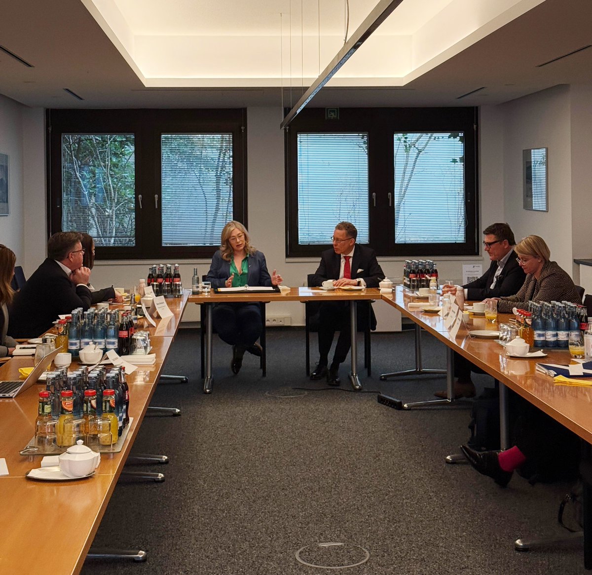 Scottish Government Germany (@scotgovgermany) on Twitter photo Schottlands Energieministerin <a href="/GillianMSP/">Gillian Martin</a> ist zu Besuch in Berlin, um die Energiepartnerschaft zwischen Schottland und Deutschland zu vertiefen.
Im Gespräch mit dem <a href="/Wirtschaftsrat/">Wirtschaftsrat der CDU e.V.</a> der CDU stand besonders Schottlands Potenzial als Lieferant von grünem Wasserstoff im Mittelpunkt. Schottlands Energieministerin <a href="/GillianMSP/">Gillian Martin</a> ist zu Besuch in Berlin, um die Energiepartnerschaft zwischen Schottland und Deutschland zu vertiefen.
Im Gespräch mit dem <a href="/Wirtschaftsrat/">Wirtschaftsrat der CDU e.V.</a> der CDU stand besonders Schottlands Potenzial als Lieferant von grünem Wasserstoff im Mittelpunkt.