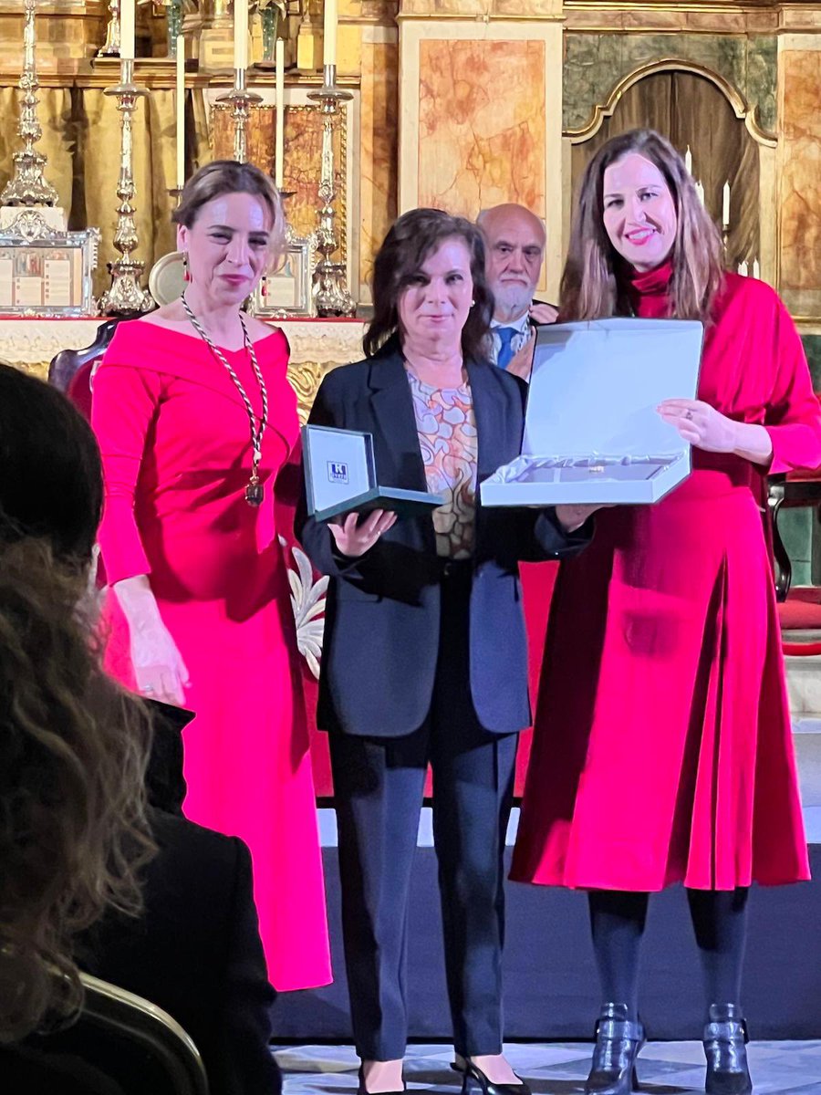 Lourdes Benítez, recogiendo la Medalla de la Provincia de #Cádiz a la <a href="/TrasplanteCadiz/">Trasplantes Cádiz</a> <a href="/HUPMCadiz/">HospitalPuertadelMar</a> 
Enhorabuena Lourdes, por un reconocimiento merecido a vuestro magnífico #trabajo y por ser una #referente para el resto de los #coordinadoresdetrasplantes 👏🏻👏🏻👏🏻👏🏻