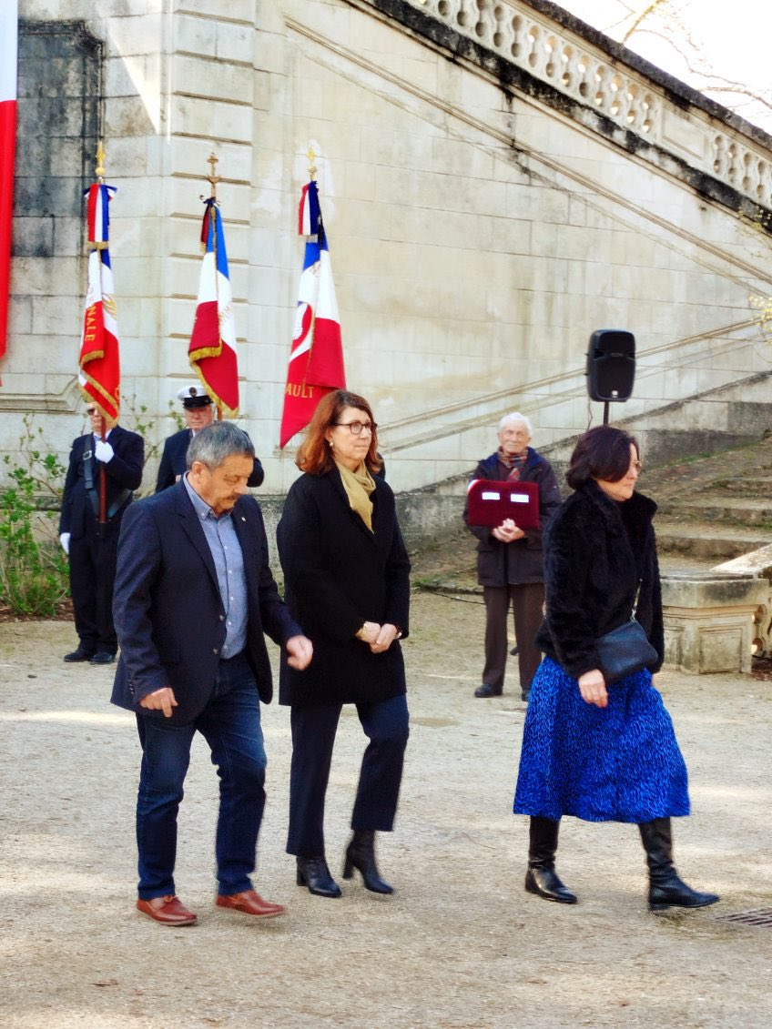 Valerie Dauge ⭐️⭐️ (@daugevalerie) on Twitter photo 🇫🇷 <a href="/Chatellerault86/">VilleChatellerault</a> commémore l’hommage aux victimes de la guerre d’Algérie et des combats en Tunisie et au Maroc en présence des autorités civiles et militaires. Aux côtés d’ <a href="/afbourat/">Anne-Florence BOURAT</a> et Gérard Perochon, nous avons déposé une gerbe au nom du <a href="/departement86/">Département de la Vienne</a> #DevoirDeMémoire 🇫🇷 <a href="/Chatellerault86/">VilleChatellerault</a> commémore l’hommage aux victimes de la guerre d’Algérie et des combats en Tunisie et au Maroc en présence des autorités civiles et militaires. Aux côtés d’ <a href="/afbourat/">Anne-Florence BOURAT</a> et Gérard Perochon, nous avons déposé une gerbe au nom du <a href="/departement86/">Département de la Vienne</a> #DevoirDeMémoire