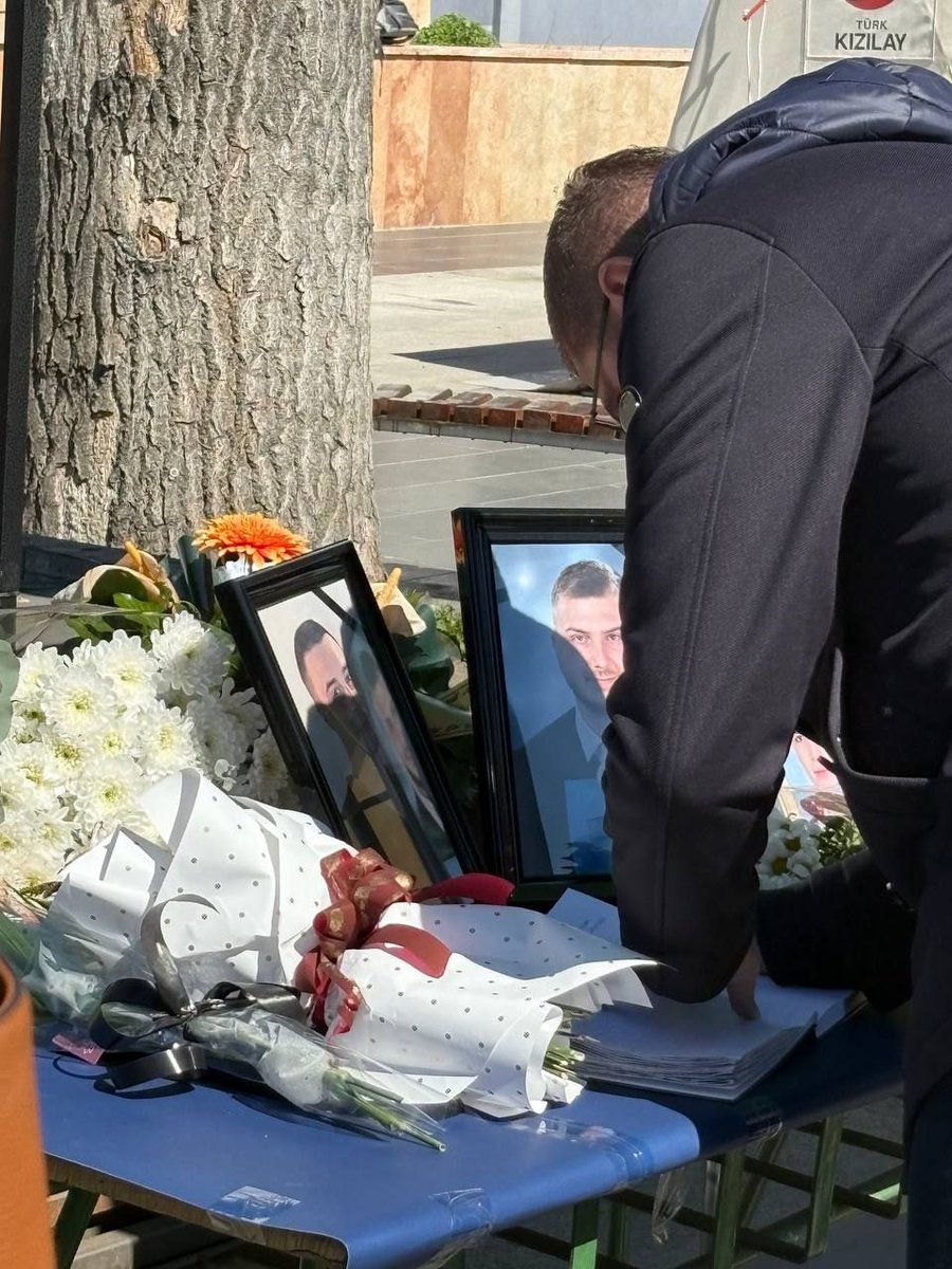 Мицкоски го посети Кочани и се потпиша во Книгата на жалост, во солзи и тишина даваме почит за жртвите ⬇️

🔗 vlada.mk/node/38605