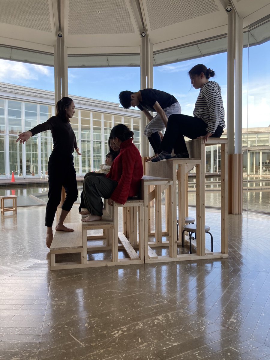hanbunlibrary's tweet photo. 『階段』という誰もが触れたことがあるものを、アートに落とし込む #6steps
ダンサーがゆっくりと美しく時間の流れをかき混ぜて、空間が歪んでいく
リハーサルの見学者をも空間に混ぜ込む
日常の「階段」を際立てようとすると、不思議に外の風景の輪郭が明確になる
明日公演です
見ます
@6steps3 https://t.co/JYCL8LZlZe