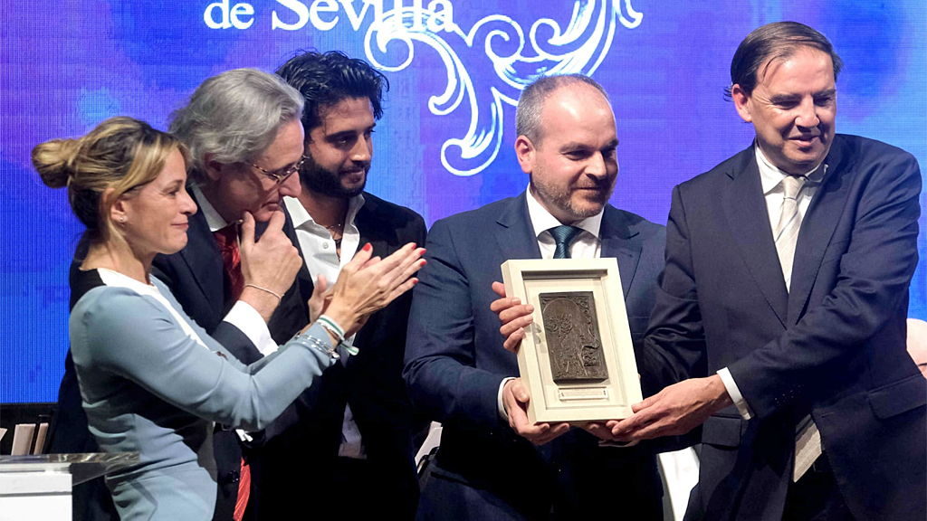 CanalSur (@canalsur) on Twitter photo ๐บ<a href="/canalsur/">CanalSur</a> recibe de "๐๐๐๐๐๐ ๐๐๐๐ก๐ ๐๐ ๐๐๐ฃ๐๐๐๐" el Premio "๐บ๐๐๐๐๐ ๐บ๐๐๐๐ ๐ ๐๐ ๐ฐ๐๐๐๐๐๐๐๐ฬ๐"
๐ฃ๏ธ<a href="/ajsalvador70/">Antonio Salvador</a> , <a href="/RSuareyes/">Josรฉ Carlos Suรกrez R</a> , <a href="/Mencarisa_/">Isabel Cabrera</a> , <a href="/jvargas1970/">Juan Vargas</a> , <a href="/blancopoley/">Juanma Blanco Poley</a>
๐ csur.red/KjZ550VphS1
๐ฒ#SiempreCanalSur ๐บ<a href="/canalsur/">CanalSur</a> recibe de "๐๐๐๐๐๐ ๐๐๐๐ก๐ ๐๐ ๐๐๐ฃ๐๐๐๐" el Premio "๐บ๐๐๐๐๐ ๐บ๐๐๐๐ ๐ ๐๐ ๐ฐ๐๐๐๐๐๐๐๐ฬ๐"
๐ฃ๏ธ<a href="/ajsalvador70/">Antonio Salvador</a> , <a href="/RSuareyes/">Josรฉ Carlos Suรกrez R</a> , <a href="/Mencarisa_/">Isabel Cabrera</a> , <a href="/jvargas1970/">Juan Vargas</a> , <a href="/blancopoley/">Juanma Blanco Poley</a>
๐ csur.red/KjZ550VphS1
๐ฒ#SiempreCanalSur
