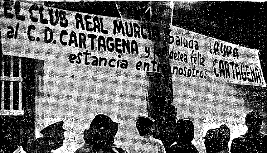 efese1919's tweet photo. Curiosidades: La liga 1972/73, empezó teniendo que jugar el Cartagena FC, aún siendo el equipo local, en La Condomina, contra el Jerez, al que derrotó por 4-0, el día 2 Septiembre de 1972. Foto de la pancarta de bienvenida en el estadio murciano. @CartagenaEfese #Efesé #Cartagena https://t.co/r21WgMuoOr