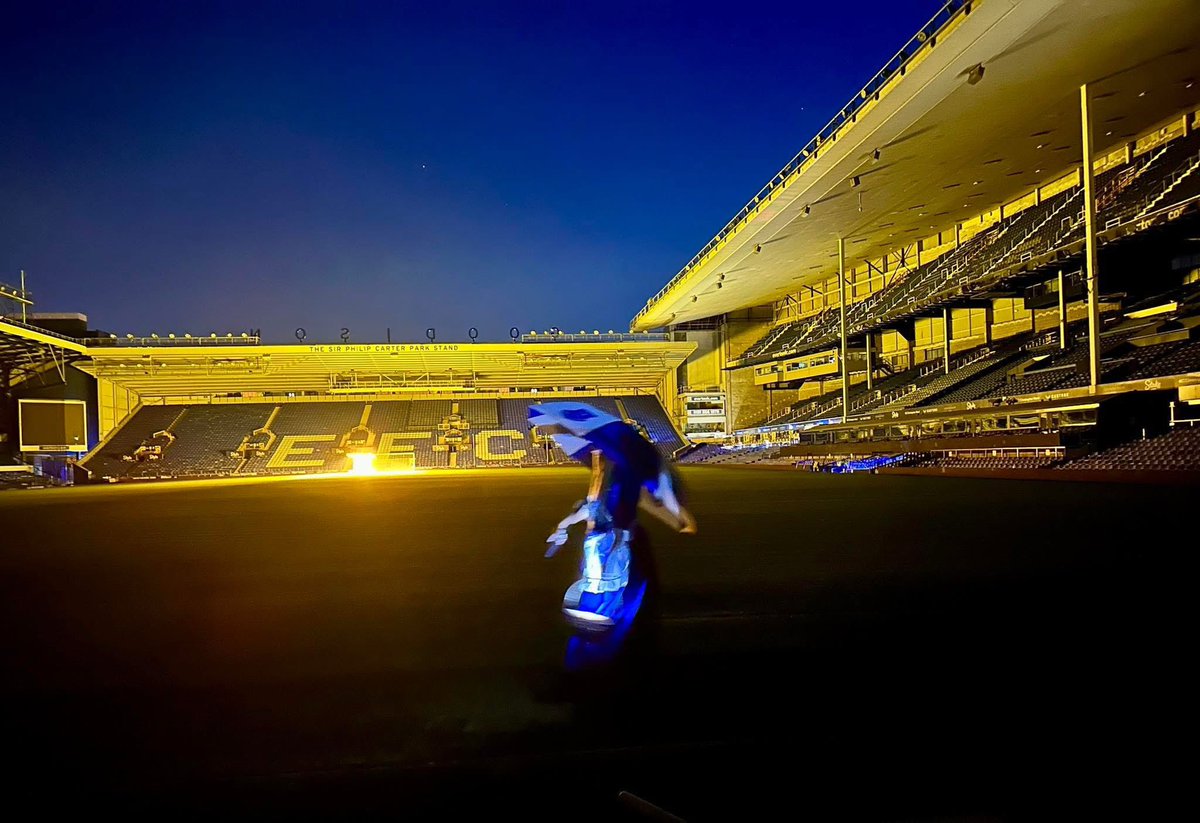ModernShip's tweet photo. ‘Goodison Dark’ tonight was such a beautiful experience. Thank you Everton 🙏 https://t.co/HvFBfbdi6G