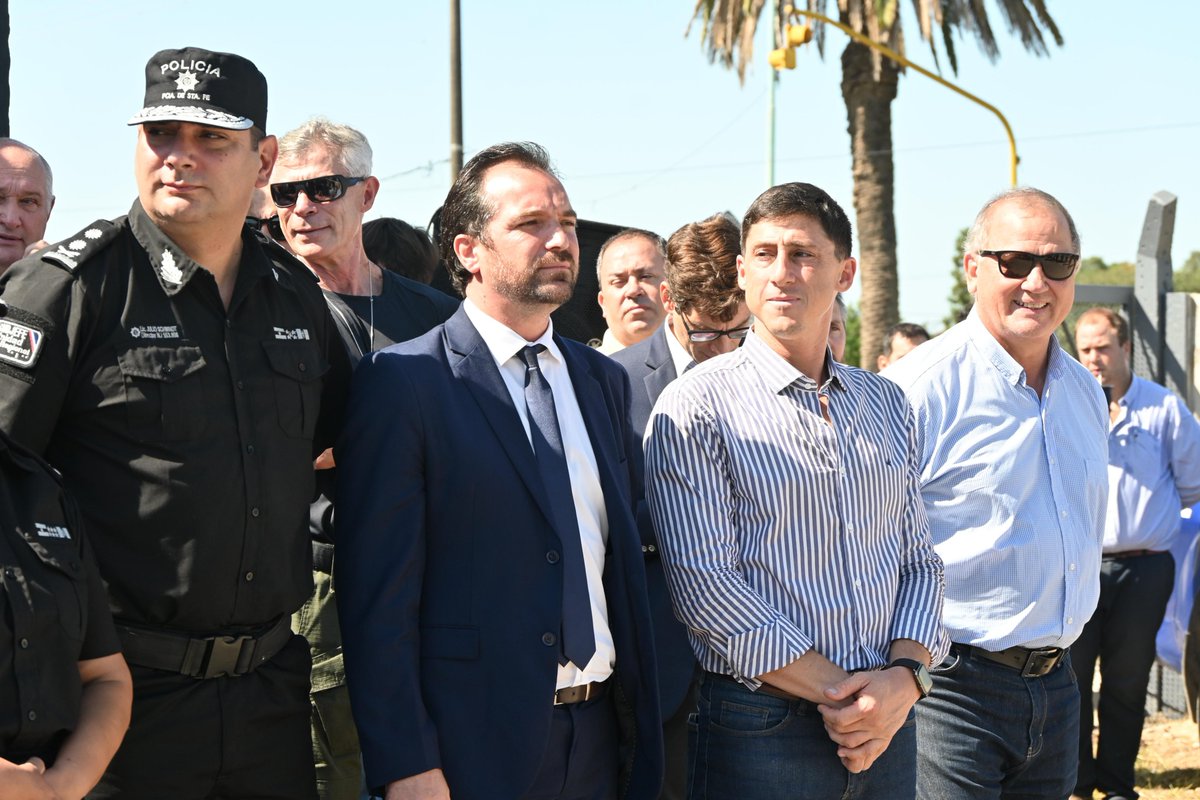 PacoGaribaldi's tweet photo. La seguridad de todos los vecinos de La Capital se refuerza con la nueva base operativa del Grupo de Operaciones Especiales (GOE) de la Policía de Santa Fe que el gobierno provincial instaló en el barrio Monseñor Zaspe de Santo Tomé. Esto es fruto de un trabajo en conjunto con el gobierno local, que nos permite tener más personal de fuerza de elite a disposición en La Capital, listo para desplegarse con mayor rapidez y comodidad, ahorrando tiempo y muchos gastos de traslado.
Son más recursos y dispuestos de manera estratégica para combatir el delito de forma efectiva y brindar más seguridad a todos los vecinos de la región 💪🏽
