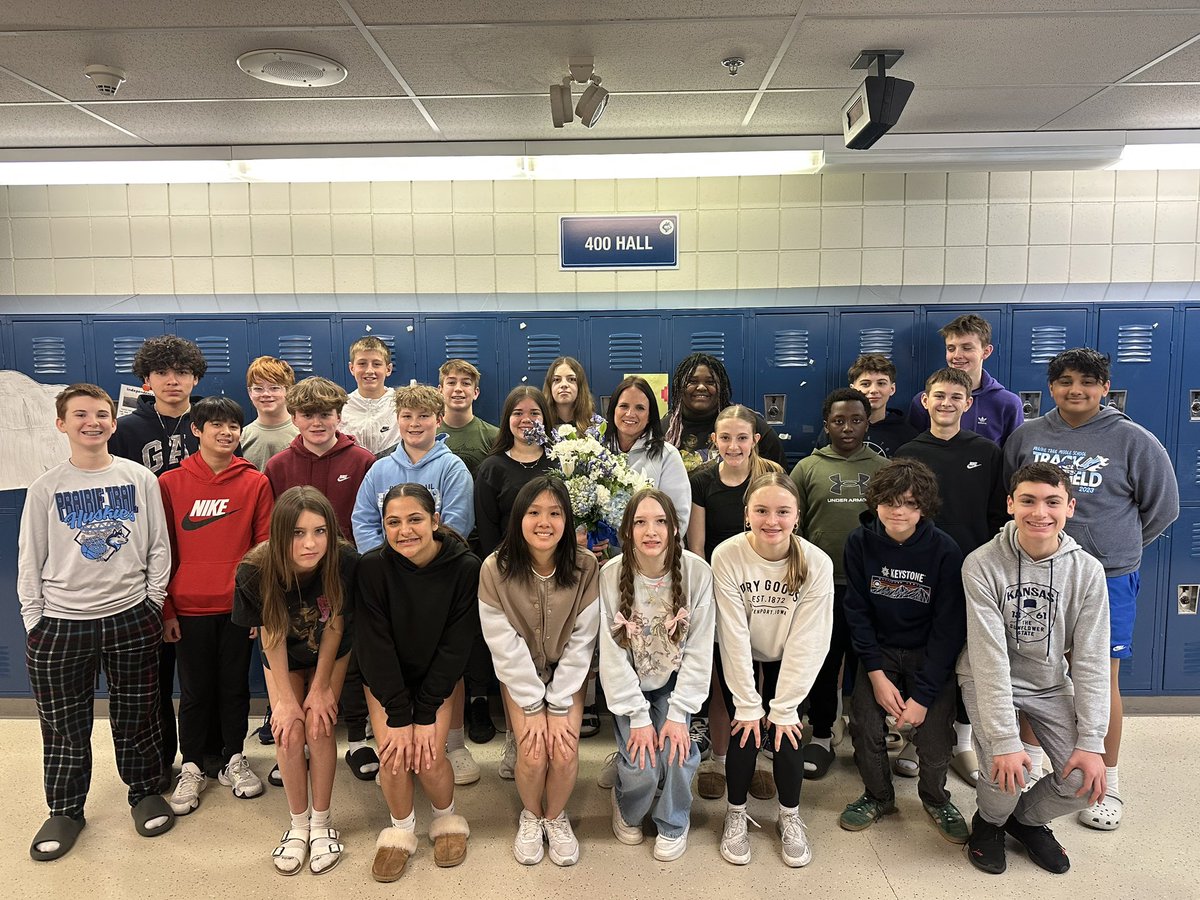 Congratulations to <a href="/KTGlasscock/">Katie Glasscock</a> who was selected as a district semi-finalist for Kansas Teacher of the Year! Way to go!! 💙🐾
<a href="/jenstoskopfPRT/">jenniferstoskopfPRT</a> <a href="/BMellenPRT/">BMellenPRT</a>