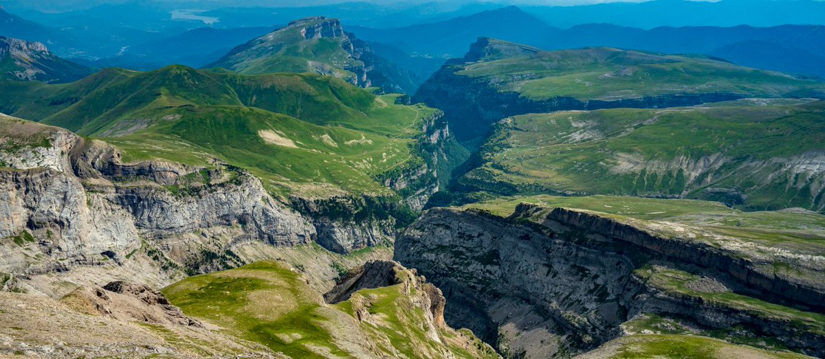 📍 Cañón de Añisclo (Huesca)

Durante millones de años el agua ha esculpido el las rocas este impresionante cañón, lleno de paredes verticales, cascadas y piscinas naturales.

En su interior se encuentra la Ermita de San Úrbez, esculpida en la roca.

¿Lo conocías? 🤔