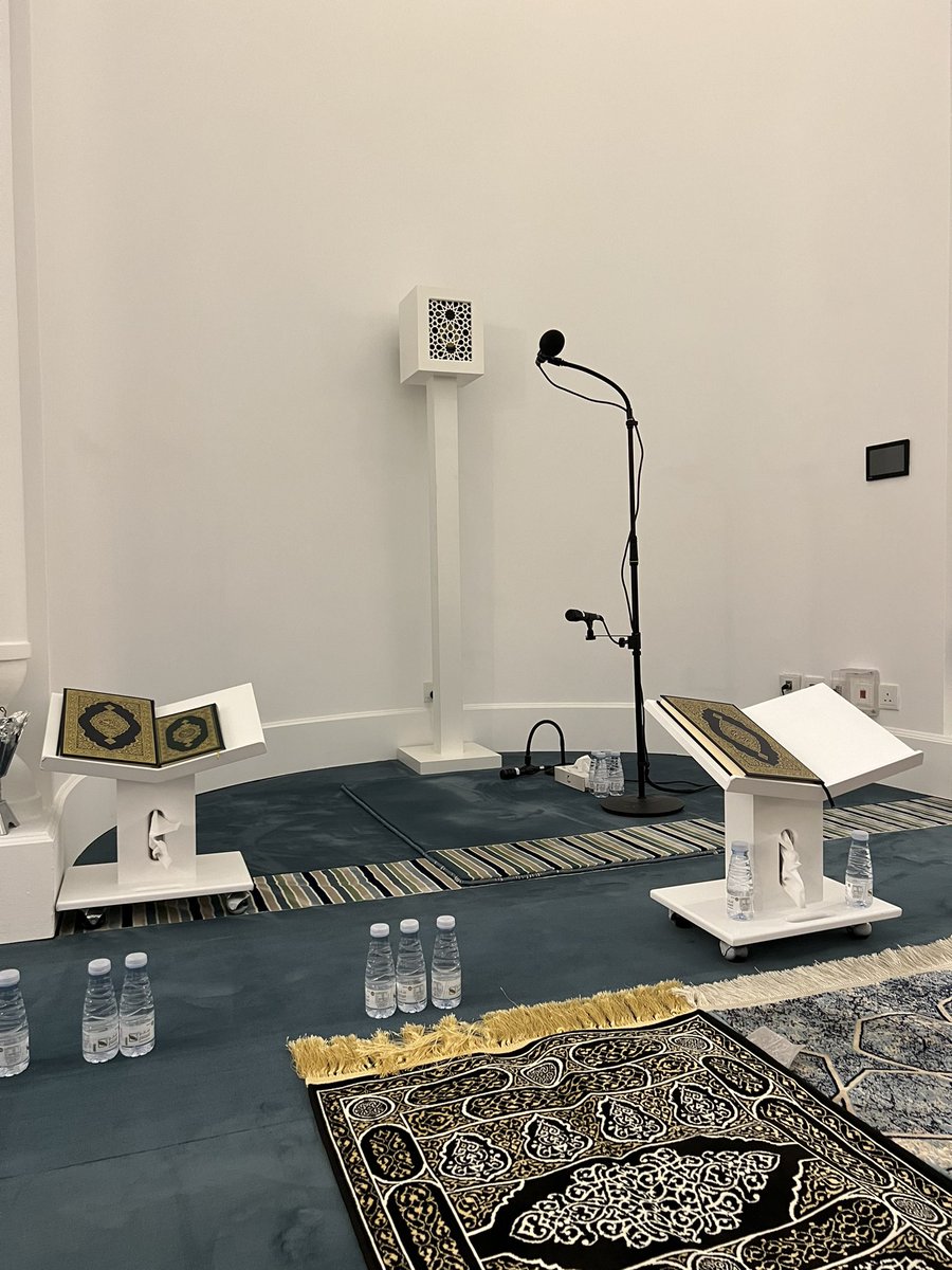 إِنَّآ أَنزَلۡنَٰهُ فِي لَيۡلَةِ ٱلۡقَدۡرِ (1) وَمَآ أَدۡرَىٰكَ مَا لَيۡلَةُ ٱلۡقَدۡرِ (2) لَيۡلَةُ ٱلۡقَدۡرِ خَيۡرٞ مِّنۡ أَلۡفِ شَهۡرٖ (3) تَنَزَّلُ ٱلۡمَلَٰٓئِكَةُ وَٱلرُّوحُ فِيهَا بِإِذۡنِ رَبِّهِم مِّن كُلِّ أَمۡرٖ (4) سَلَٰمٌ هِيَ حَتَّىٰ مَطۡلَعِ ٱلۡفَجۡرِ (5)