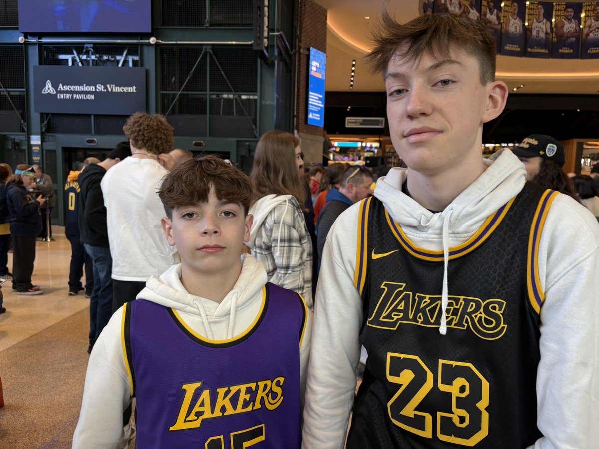 daddyofzs's tweet photo. #pacersgamenight 
lakers by 20 😳 https://t.co/q2yTMMCbak