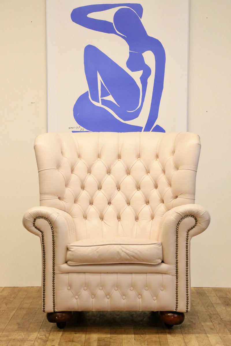 ChrisDancashe's tweet image. 🌟 Elegant off-white leather chesterfield wingback armchair on oak legs with casters! 🌟 A mid-20th century classic with tufting and nailhead trim—timeless comfort! Visit Dancashe Decorative at The Hop Farm, Kent—personal delivery available! 🏡✨ #WingbackChair #MidCenturyDesign