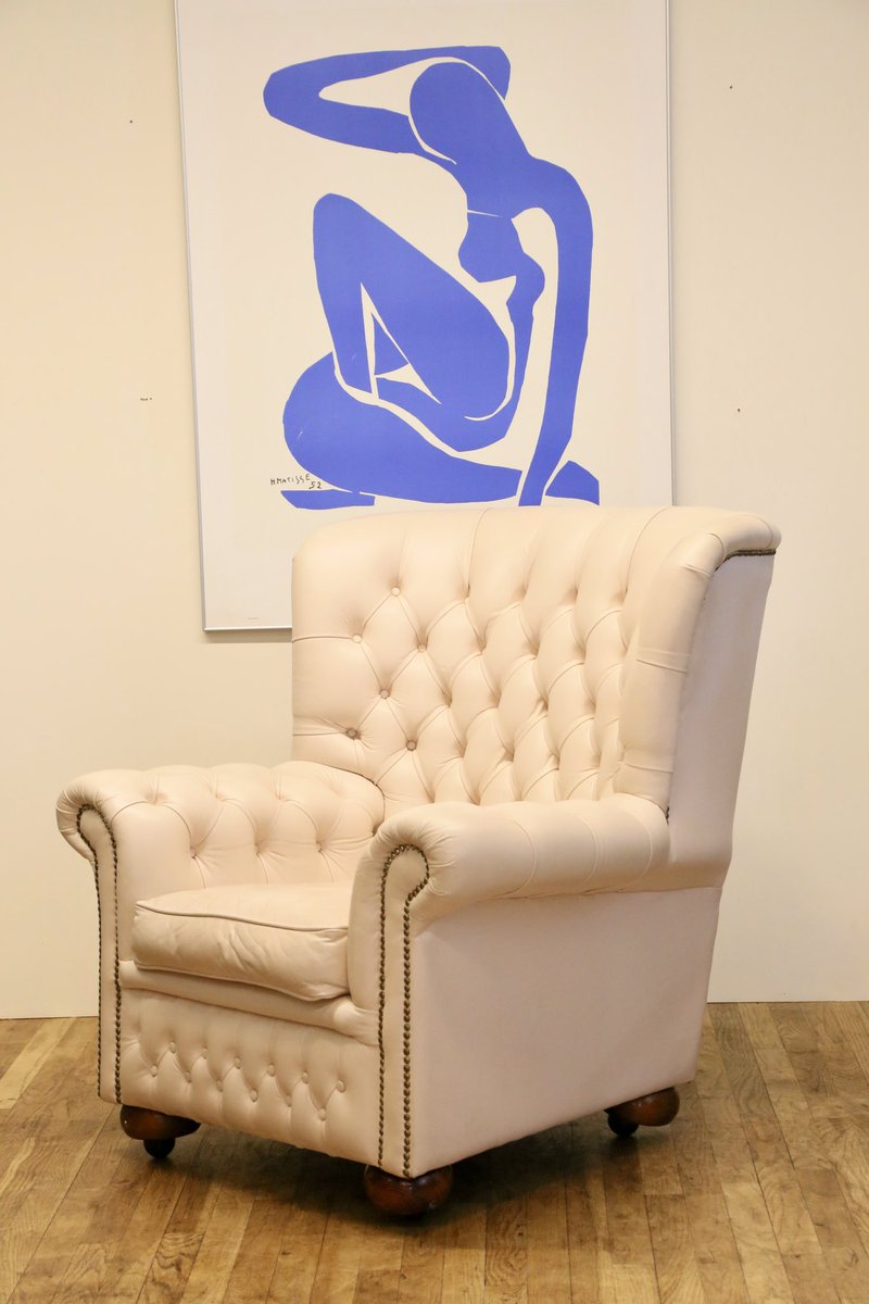 ChrisDancashe's tweet image. 🌟 Elegant off-white leather chesterfield wingback armchair on oak legs with casters! 🌟 A mid-20th century classic with tufting and nailhead trim—timeless comfort! Visit Dancashe Decorative at The Hop Farm, Kent—personal delivery available! 🏡✨ #WingbackChair #MidCenturyDesign