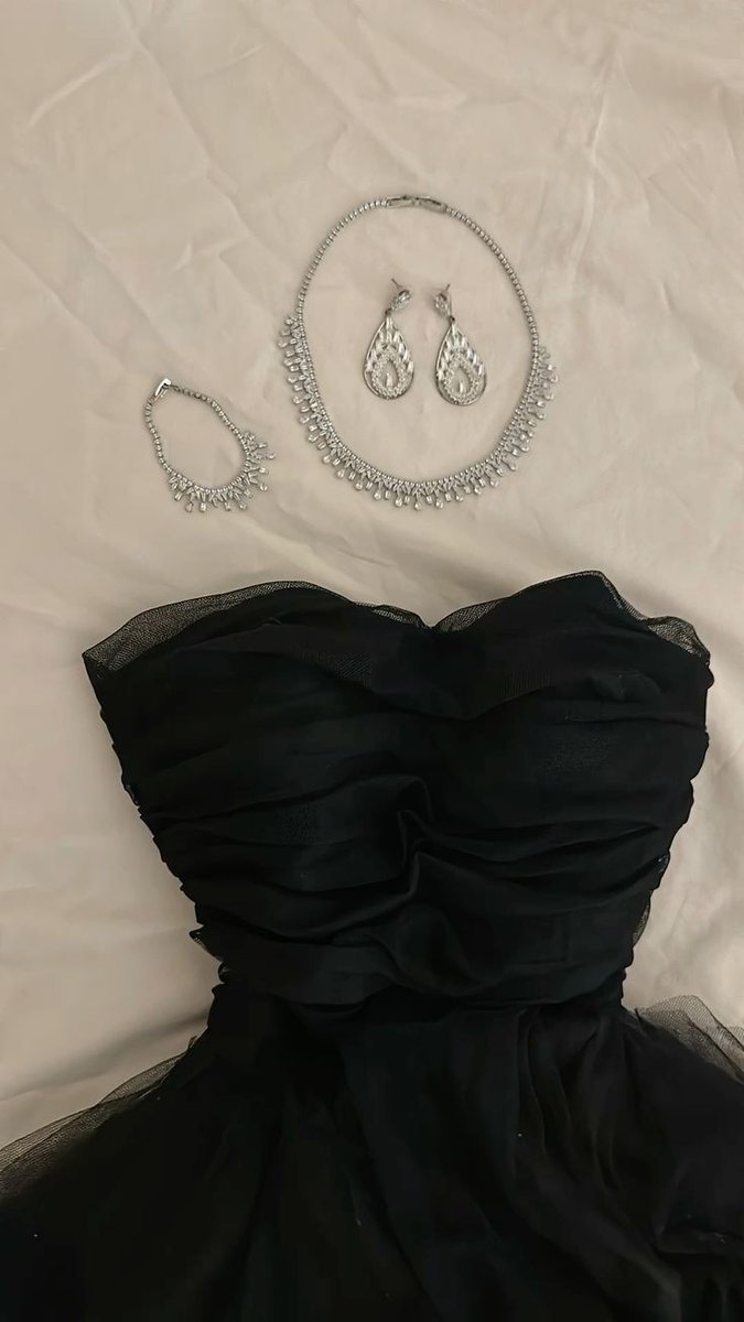 ูููู๐ (@m_bangtan7) on Twitter photo With a black dress omgggg and red nails ๐ ๐ญ With a black dress omgggg and red nails ๐ ๐ญ