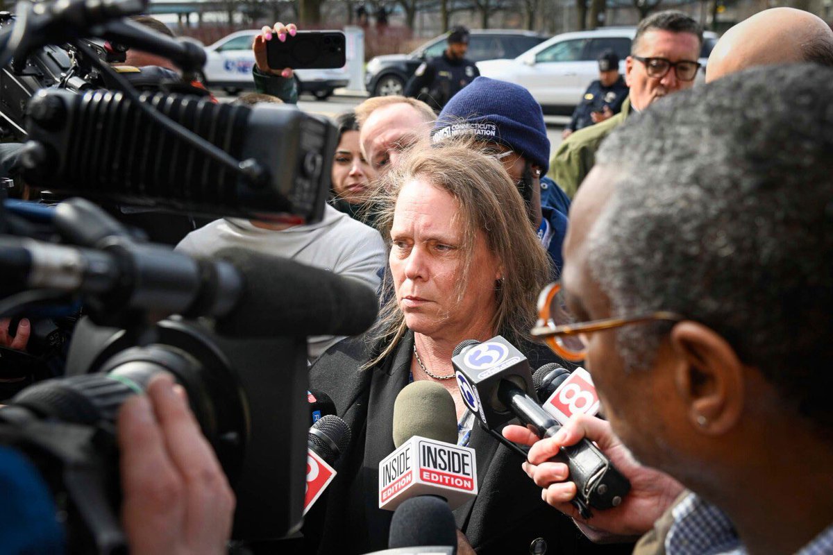 Family seeks reunion with man who says he was held captive for 2 decades apnews.com/article/captiv…