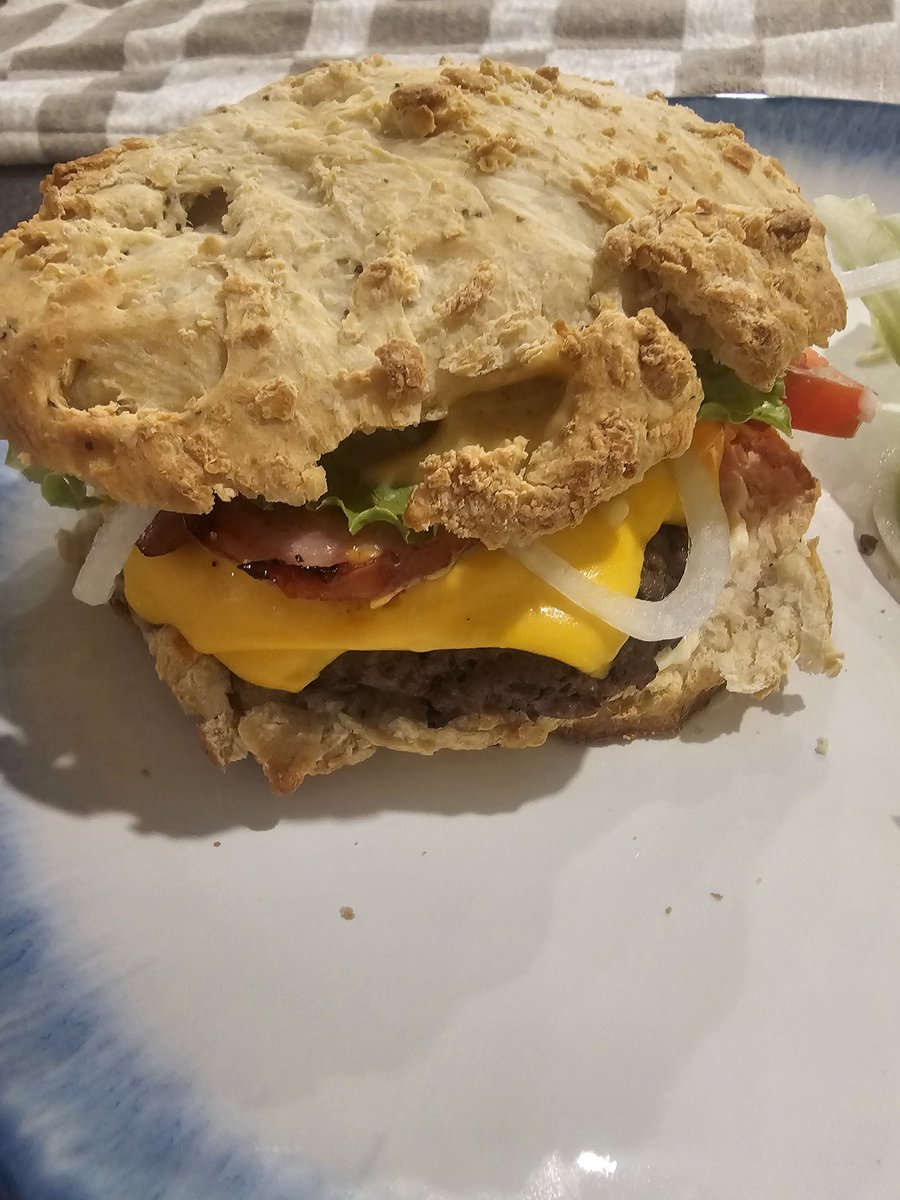 DanVibes10's tweet photo. Pass or smash? 

Cheeseburger 🍔 topped with cheese stuffed sausages and Sautéed onions.
Server with a side of mac and cheese. 

Bread was fresh baked, kinda a sweet bread. 

Condiments were just ranch. 

Little cheese overload. 🧀 

#cheeseandmeat https://t.co/tXtixmPk8w
