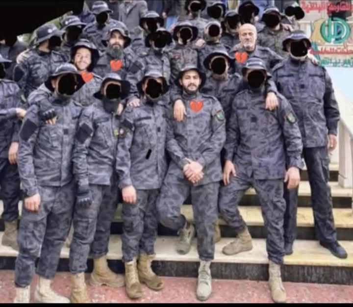 صورة تجمع مجموعة من أفواج المقا و مة اللّبنانيّة – أمل في وحدة زهير بن القين، ويظهر فيها الشّـ ـهـداء المجا هدون: تامر سلامي، علي سكافي، قاسم برّو، ومحمّد قميحة، الّذين قدّموا أرواحهم دفاعًا عن لبنان والجنوب. 🥀💔
#دفاعًا_عن_لبنان_والجنوب
