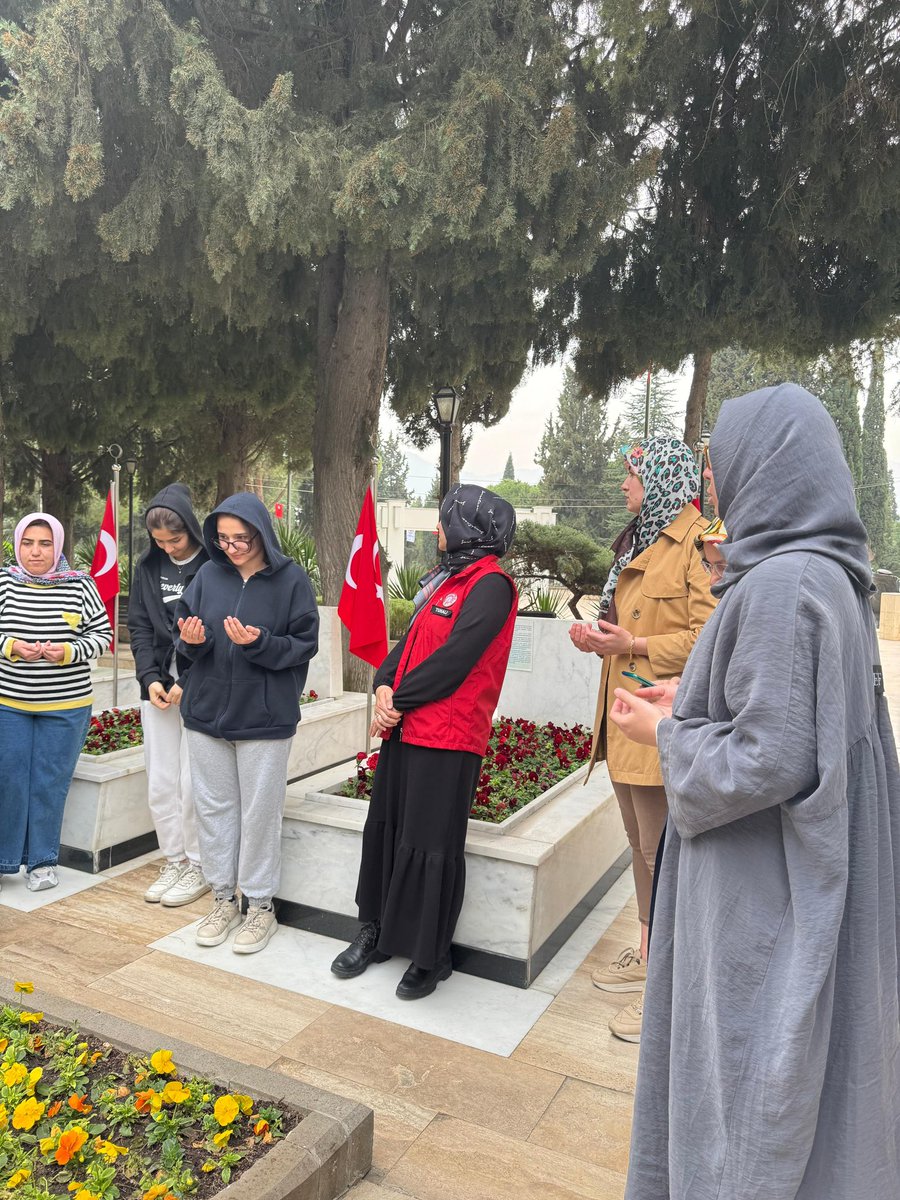 Bugün, vatanımız uğruna canlarını feda eden aziz şehitlerimizi dualarla andık. Şehitlik ziyaretimizde, kahramanlarımız için dualar ettik ve onların bizlere bıraktığı emanete sahip çıkma sözümüzü bir kez daha yeniledik. <a href="/GSB_Denizli/">Denizli Gençlik ve Spor İl Müdürlüğü</a> <a href="/tekinkazak20/">tekinkazak</a> <a href="/vildanbasbug/">Vildan Basbug 🟢 🇹🇷</a>