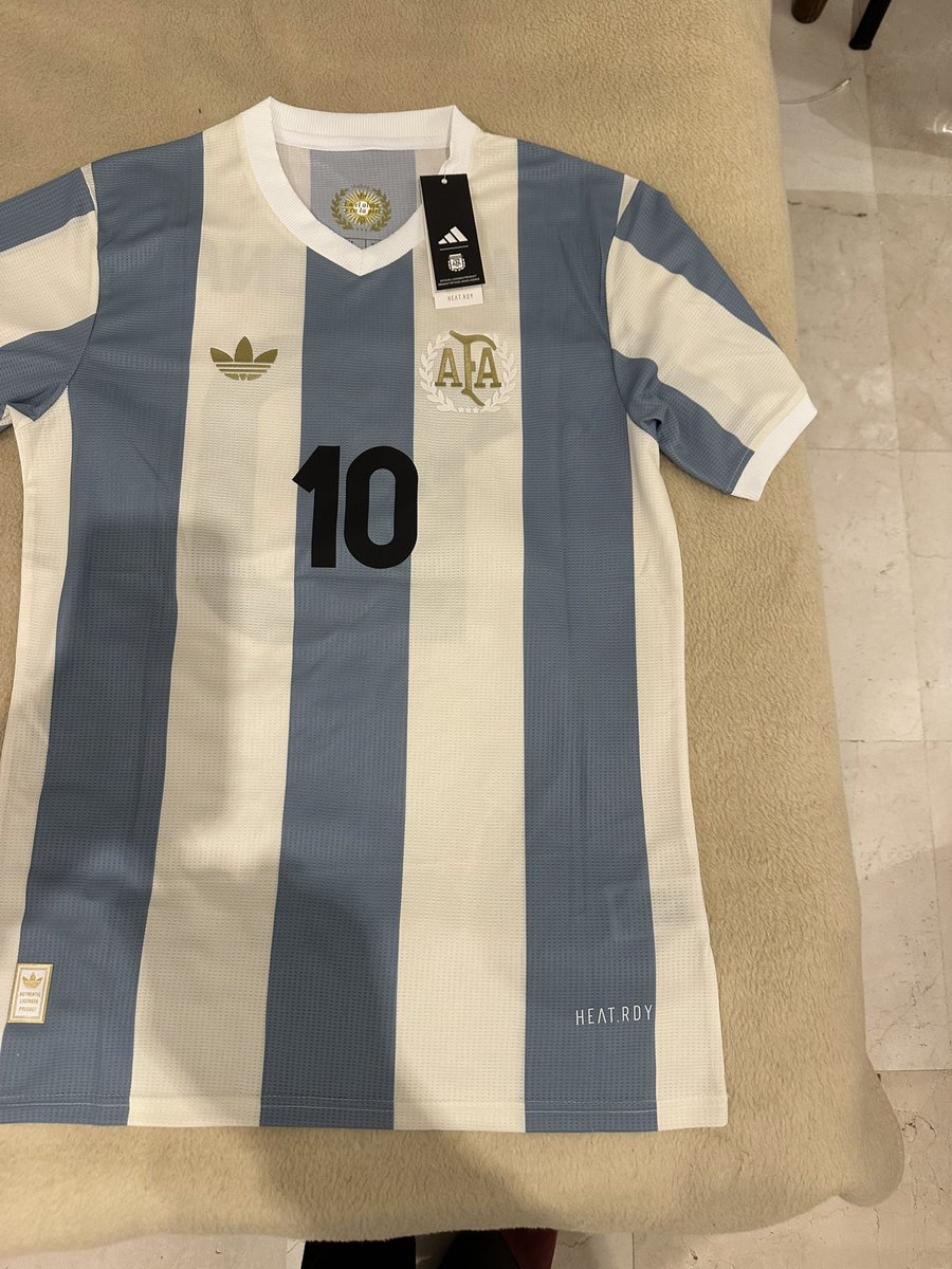 gero023's tweet photo. @GorrasCavs @ChatShirt Tuve mala experiencia en gmkit con este modelo. Compré el payer y si te fijas el blanco de las francas está amarillado ( vs el cuello y vs el blanco perfecto de la original ). Conociste casos  similares ?
Gracias https://t.co/dLflieRxCD