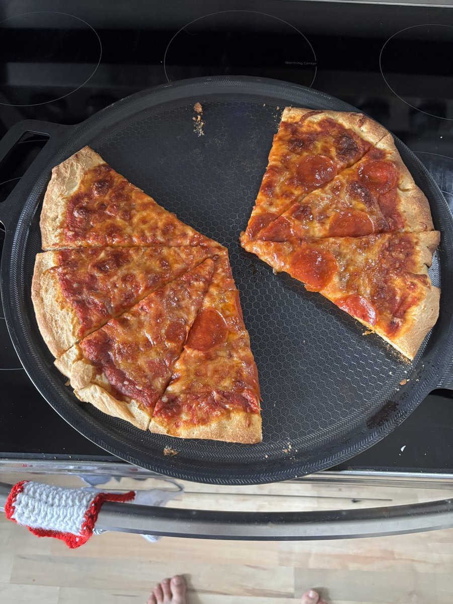 dadchefswife's tweet photo. guys!!!! i made homemade pizza &amp; banana cinnamon muffins for the kids #momchef https://t.co/GmNcUCYd53