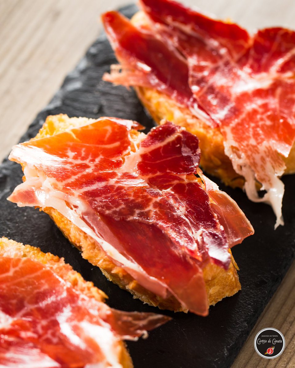 CortijodeCanata's tweet photo. Simple, pero insuperable ✨ Pan crujiente, jamón y el auténtico sabor de siempre. El desayuno, la merienda, la cena... ¡o siempre! 🥖❤️

#CortijodeCanata #SaborAuténtico #JamónSerón #JamónSerrano #JamónSerranoSerón #ComerBienEsUnPlacer #SaborYSalud #TradiciónYCalidad #MásSabor https://t.co/KODKtXEndv