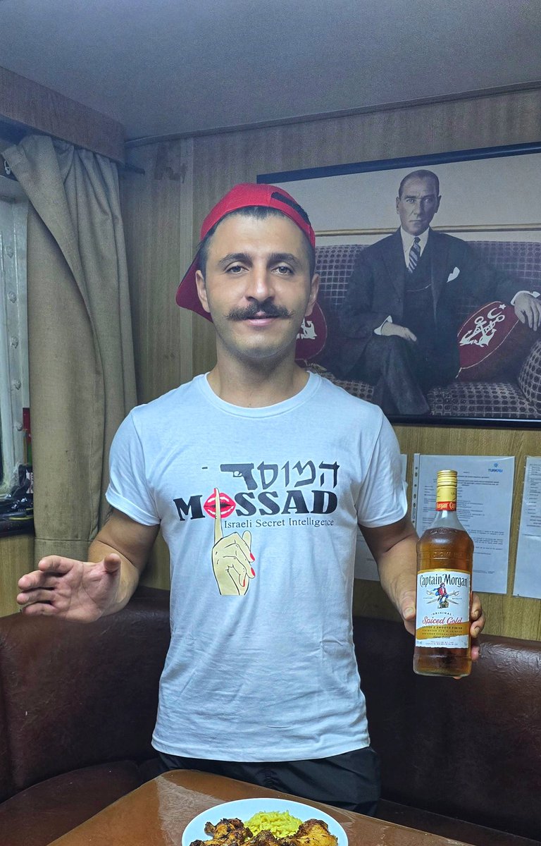 haanozz's tweet photo. - Zafer Partili
- Üzerinde MOSSAD yazan tişört
- Sürekli İsrail'e gidip geliyor
- Arkada Mustafa Kemal
- Ülkücü olma iddiası
- İsrail destekçisi
- Ve şuan İstanbul'da eylemlere katılıyor!

Biz işgal edilmişiz haberimiz yok.. https://t.co/29Kqux0VH2