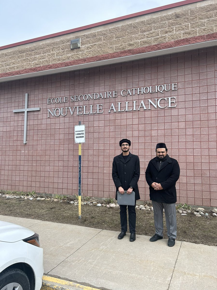 AMYA_Barrie's tweet photo. Our Muslim Youth from #Barrie, ON delivered a guest lecture on Islam at Nouvelle-Alliance High School’s World Religions class!

📖 Covered:

✅ Muslim worship practices

✅ Significance of Ramadan

✅ Contemporary topics

Students asked great Qs on hijab, jihad, prophets &amp; more! https://t.co/RGAf7zDKwW