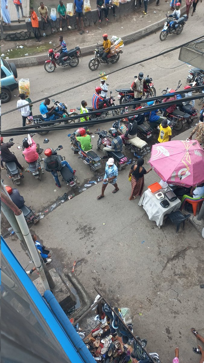 Meschacmpoy's tweet photo. Très loin d'être une ville organisée, propre et sécurisée. L'état est absent. Triste de constater aucun changement dans mon pays. On laisse les Wewa d'occuper librement une bande sans motif. @TopCongo @rkitsita https://t.co/CJgWzwf4e2