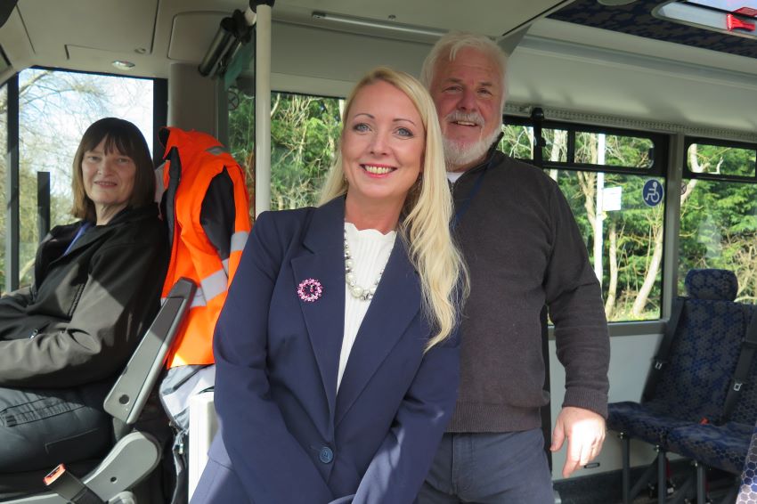 midgov's tweet image. A free community #bus will run between #Pathhead &amp;amp; #Penicuik from Mon 31 March. 
The service, which will drop &amp;amp; pick up passengers from stops including The Brae Top #Auchendinny &amp;amp; #Vogrie, offers 2 return journeys Mon-Thurs &amp;amp; one return on Fri.  
More: ow.ly/BWqu50Vp6Jr